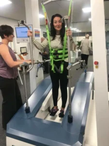 Po šesti týdnech rehabilitace Riona stále nemohla hýbat nohama.