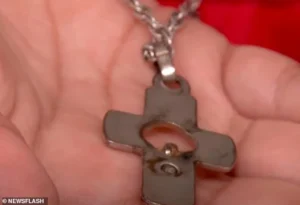 Na kříži je patrná jasná díra po kulce.